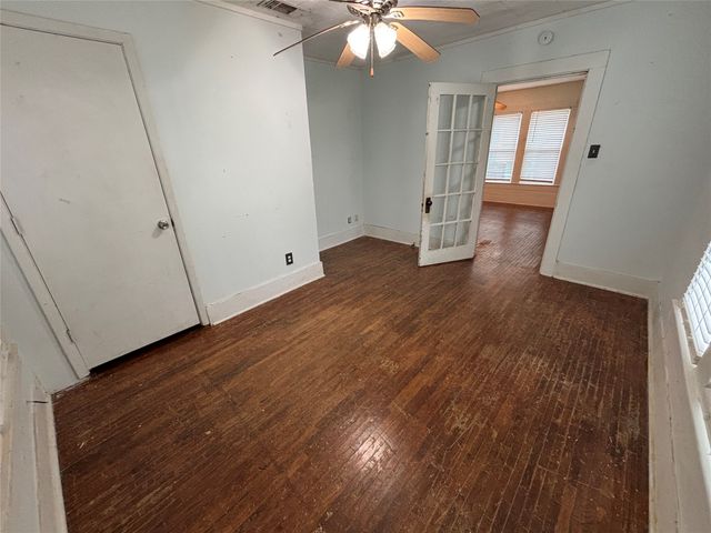 909 W Wardville Street, Cleburne, TX 76033