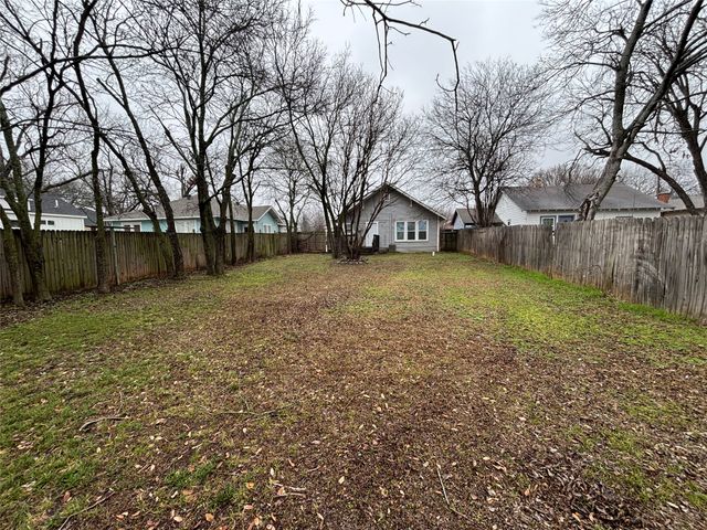 909 W Wardville Street, Cleburne, TX 76033