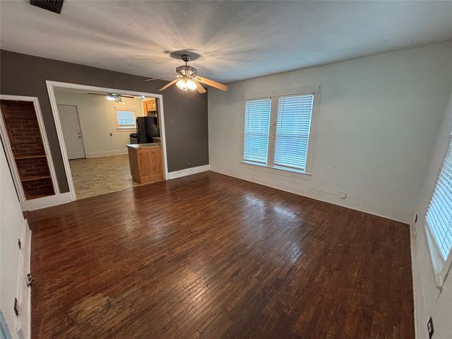 909 W Wardville Street, Cleburne, TX 76033