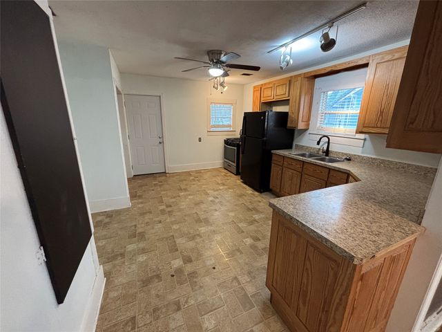 909 W Wardville Street, Cleburne, TX 76033