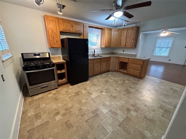 909 W Wardville Street, Cleburne, TX 76033