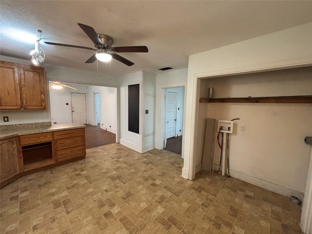 909 W Wardville Street, Cleburne, TX 76033