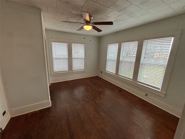 909 W Wardville Street, Cleburne, TX 76033