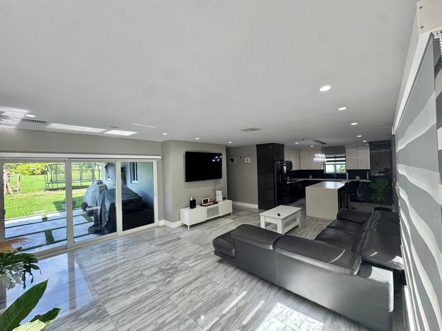 14231 LAKE CANDLEWOOD Court, Miami Lakes, FL 33014