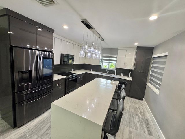 14231 LAKE CANDLEWOOD Court, Miami Lakes, FL 33014