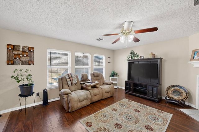 7815 Regent Drive, Arlington, TX 76001