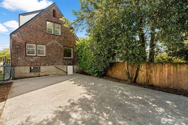 942 S Ridgewood Avenue, Tacoma, WA 98405
