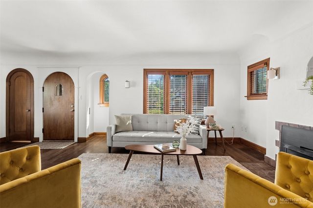 942 S Ridgewood Avenue, Tacoma, WA 98405