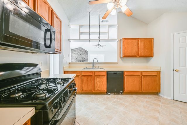 2822 White Oak Drive, Grand Prairie, TX 75052