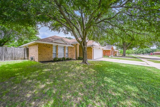 2822 White Oak Drive, Grand Prairie, TX 75052