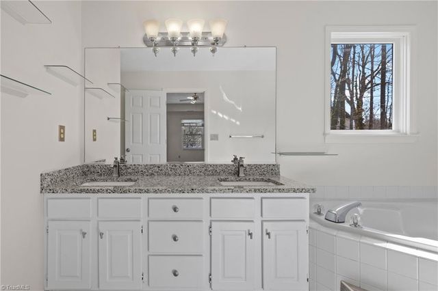 3512 Summerfield Lane, Winston-salem, NC 27106