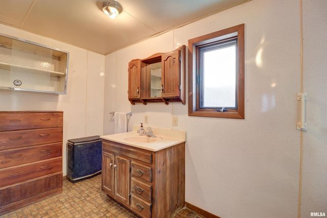 2002 GARFIELD Street, Clinton, IA 52732