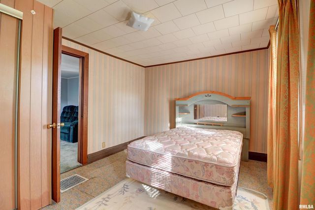 2002 GARFIELD Street, Clinton, IA 52732