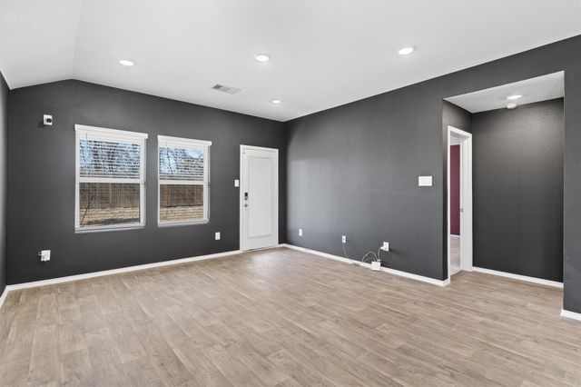 352 Sickle LOOP, Uhland, TX 78640