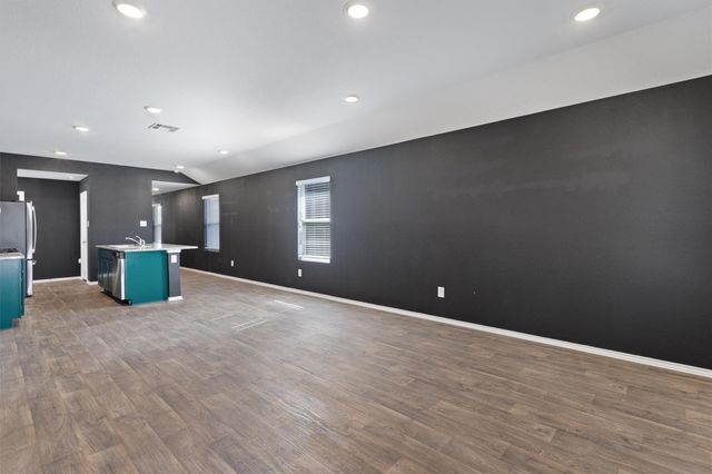 352 Sickle LOOP, Uhland, TX 78640