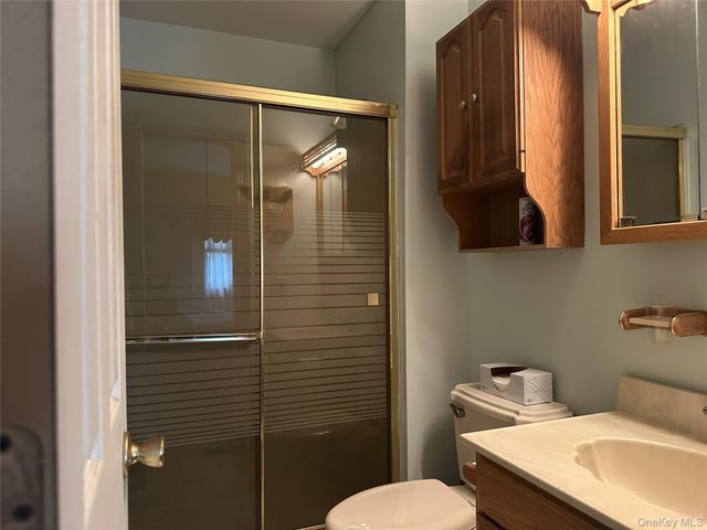 10 Sunhollow Court, Deer Park, NY 11729