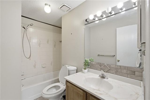 8139 Holmes Road 202, Kansas City, MO 64131