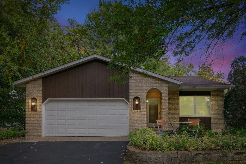 1329 Carriage Road, Woodbury, MN 55125