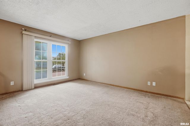 2200 DOMINION Avenue, Pekin, IL 61554