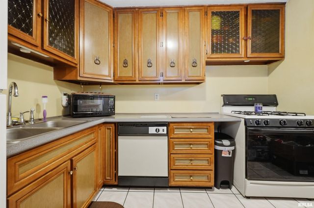 2200 DOMINION Avenue, Pekin, IL 61554