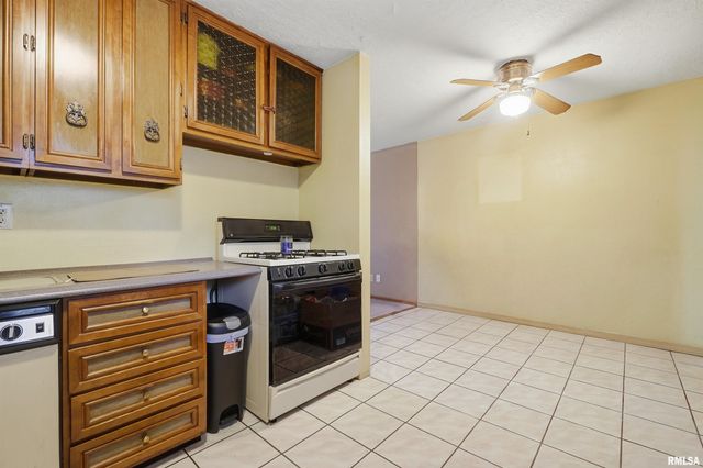 2200 DOMINION Avenue, Pekin, IL 61554