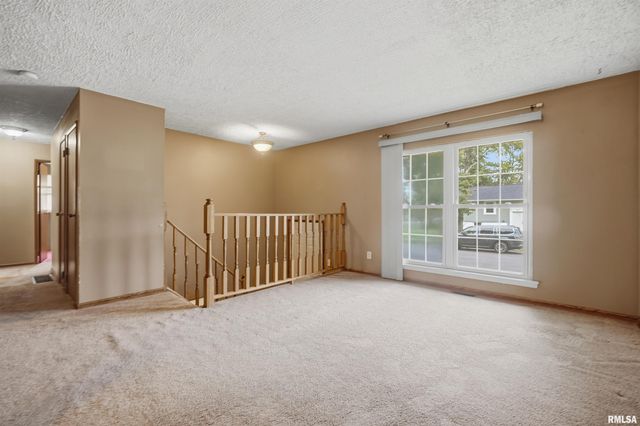 2200 DOMINION Avenue, Pekin, IL 61554