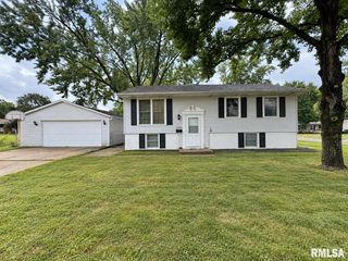 2200 DOMINION Avenue, Pekin, IL 61554