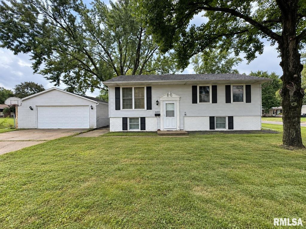 2200 DOMINION Avenue, Pekin, IL 61554