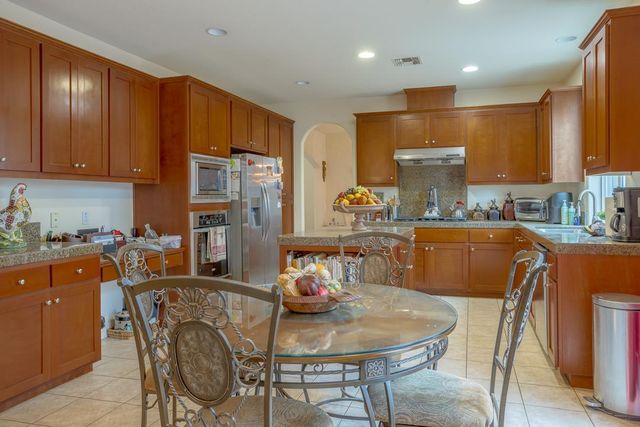 2563 Riviera Court, Tulare, CA 93274