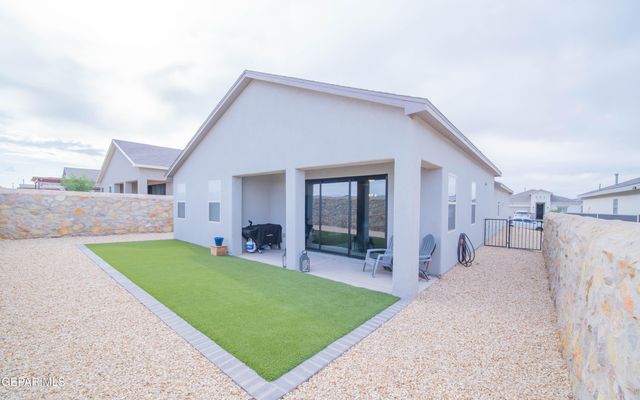 833 Via Glorieta, Sunland Park, NM 88063