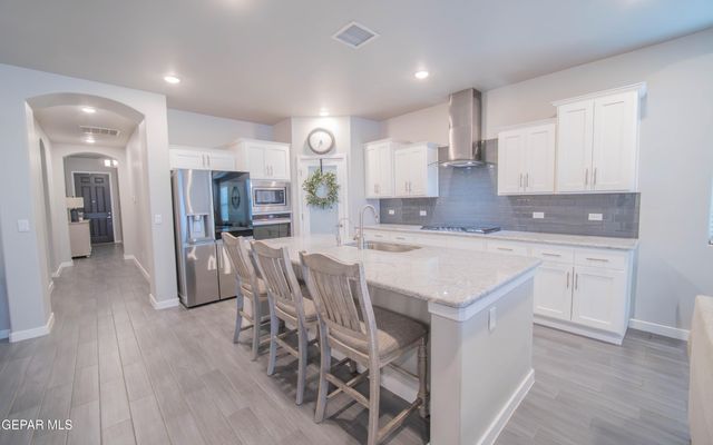 833 Via Glorieta, Sunland Park, NM 88063