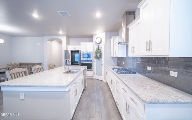 833 Via Glorieta, Sunland Park, NM 88063