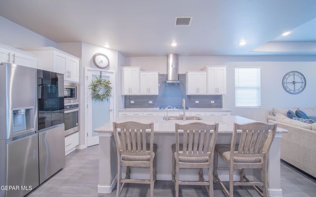 833 Via Glorieta, Sunland Park, NM 88063