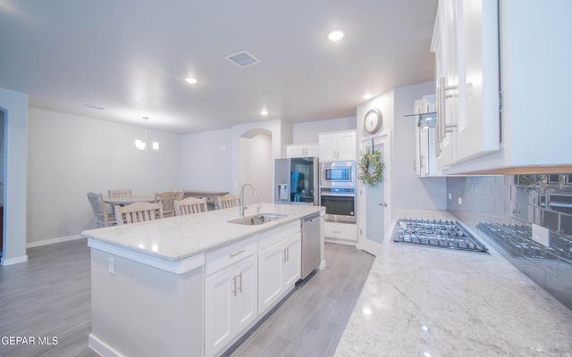 833 Via Glorieta, Sunland Park, NM 88063