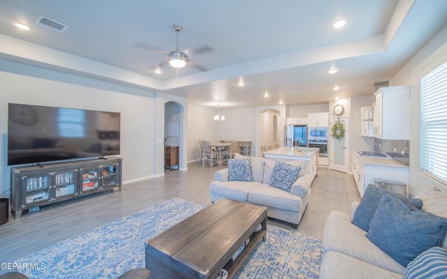 833 Via Glorieta, Sunland Park, NM 88063