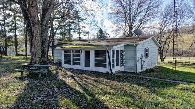 7481 State Route 800 SE, Uhrichsville, OH 44683