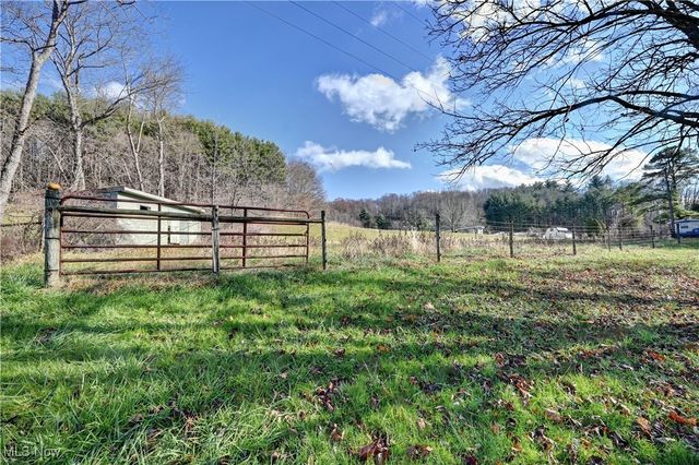 7481 State Route 800 SE, Uhrichsville, OH 44683