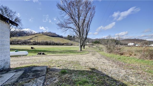 7481 State Route 800 SE, Uhrichsville, OH 44683