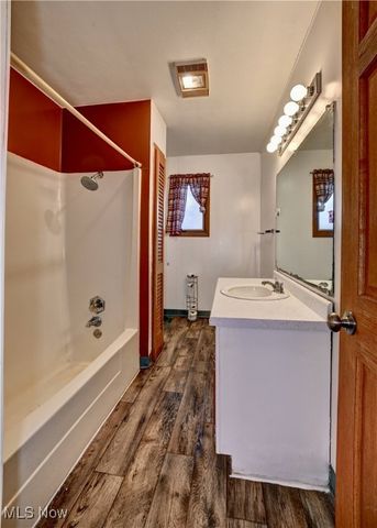 7481 State Route 800 SE, Uhrichsville, OH 44683