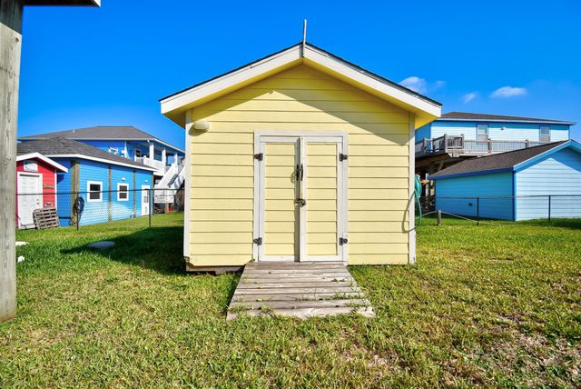 906 Meynig Drive, Crystal Beach, TX 77650