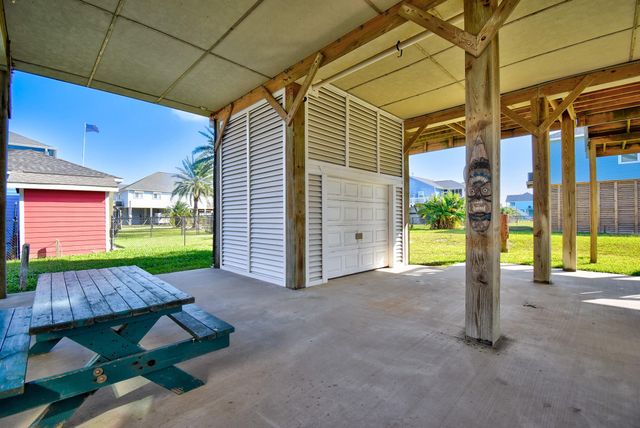 906 Meynig Drive, Crystal Beach, TX 77650