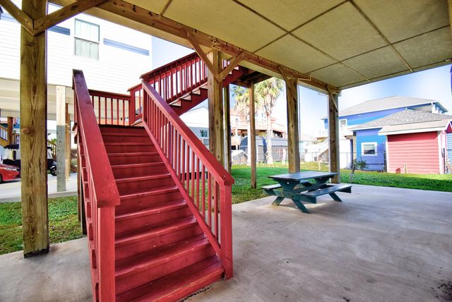 906 Meynig Drive, Crystal Beach, TX 77650