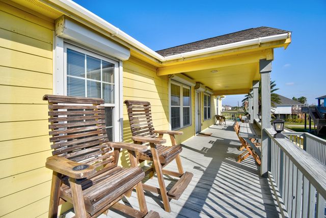 906 Meynig Drive, Crystal Beach, TX 77650