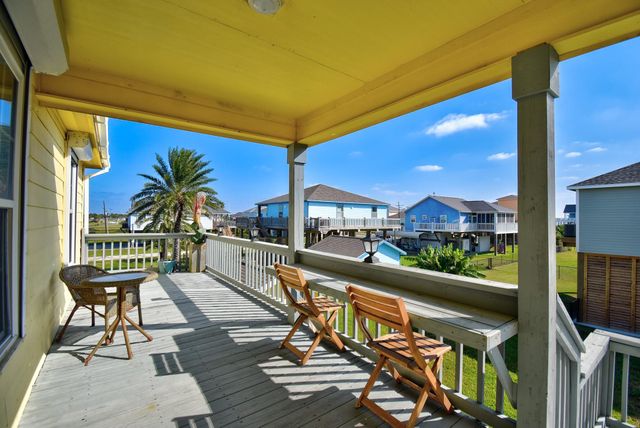 906 Meynig Drive, Crystal Beach, TX 77650