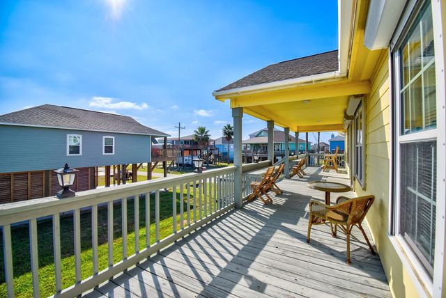 906 Meynig Drive, Crystal Beach, TX 77650