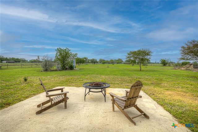 2048 E Martindale Road, Seguin, TX 78155