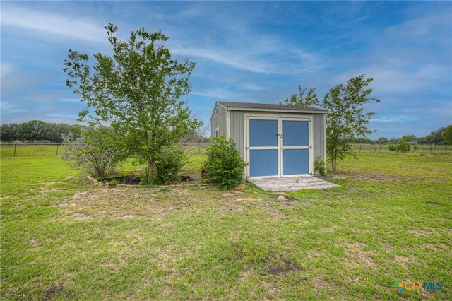 2048 E Martindale Road, Seguin, TX 78155