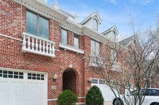 299 Arbor Glen Boulevard, Schaumburg, IL 60195