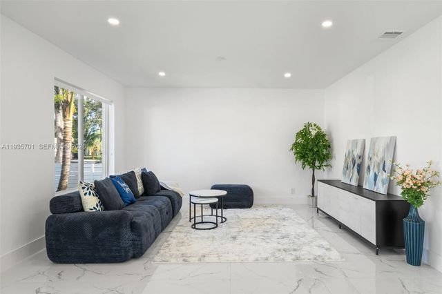 253 SW 4th St, Dania Beach, FL 33004