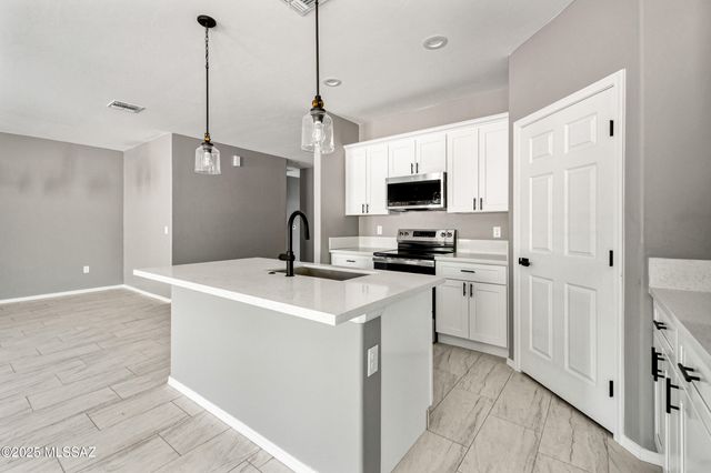 4570 W Milton Road, Tucson, AZ 85746